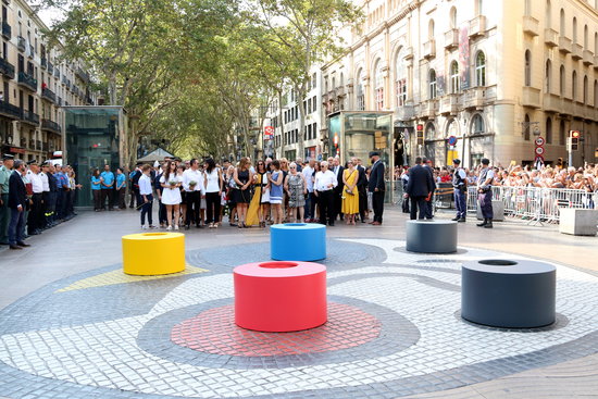 Family members of the August 17, 2017 terror attacks visit the memorial set up on Barcelona's La Rambla a year later (by Pere Francesch)